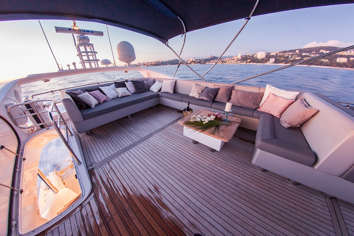 Аренда моторной яхты Sunseeker 70 в Москве - флайбридж